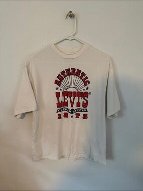 Levi's Cream Short-Sleeve Graphic Logo Tee with Red Print